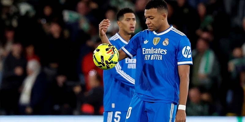 Kylian Mbappe đi vào lịch sử Champions League